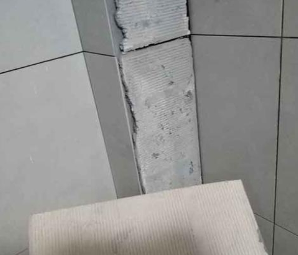 中原瓷砖空鼓维修公司分享下厨房瓷砖脱落的补救措施。